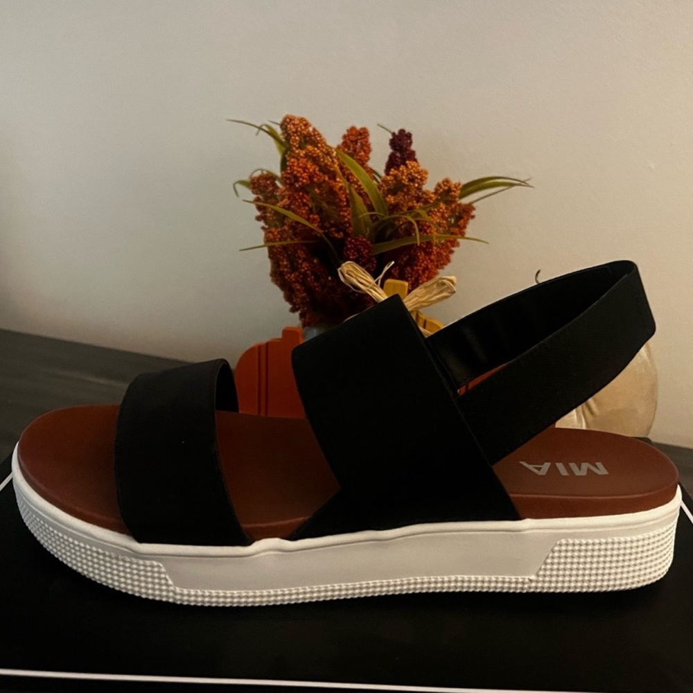 MIA Black Sandals. New in Box. Sz 8.